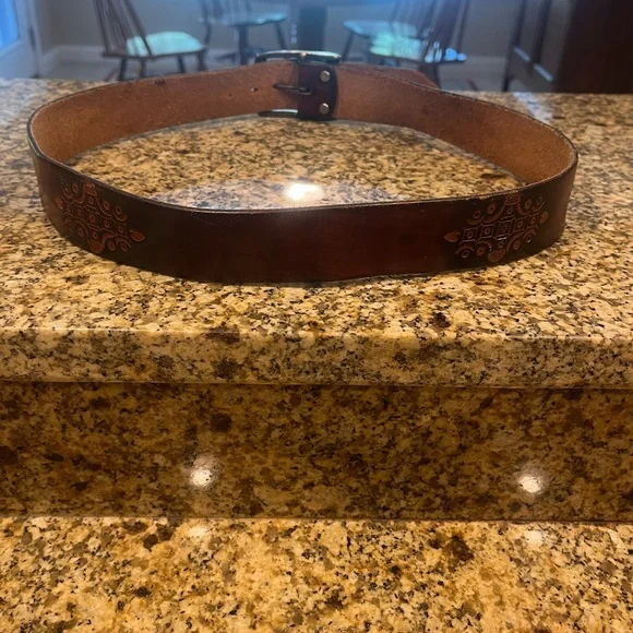 Men’s Vintage Brown Tooled Leather Belt Tarnished Brass Buckle Size 36 - Picture 2 of 10